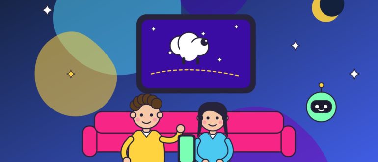 Мальчик и девочка с телефоном вместе с маленьким роботом смотрят, как облако-барашек плывёт по звёздному небу на экране